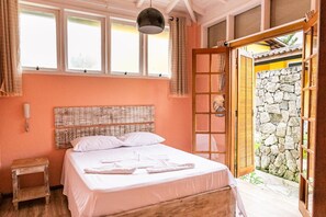 Minibaari, työpöytä, pimennysverhot, silitysrauta/-lauta