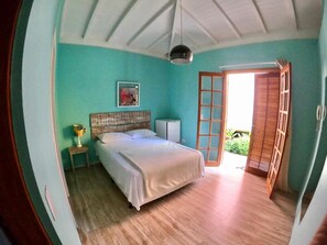 Minibar, desk, blackout curtains, iron/ironing board - Pousada Piavu (São Sebastião)