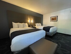 2 Double Bed with Balcony Accessible | 办公桌、熨斗/熨衣板、免费 WiFi、床单