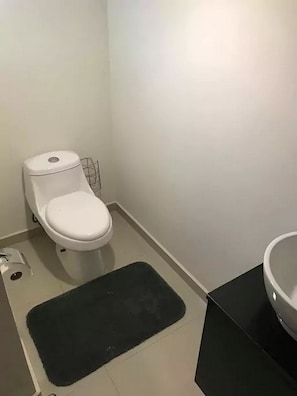 Family Townhome, 3 Bedrooms | Bathroom | Shower, towels