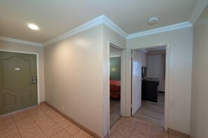 Phòng Suite, nhiều giường, không hút thuốc | Két bảo mật tại phòng, bàn, màn/rèm cản sáng, bàn ủi/dụng cụ ủi quần áo 