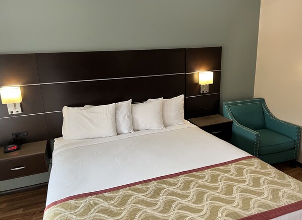 Caja fuerte, escritorio, cortinas opacas y tabla de planchar con plancha