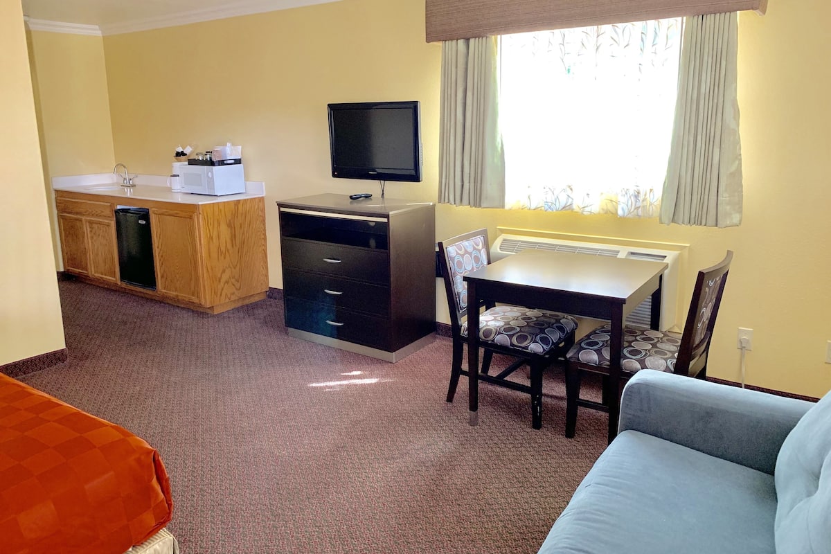 Suite Deluxe, 2 camere da letto | Una cassaforte in camera, una scrivania, tende oscuranti