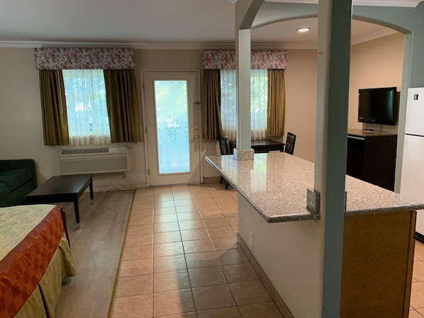 房內夾萬、書桌、遮光窗簾/窗簾、熨斗/熨衫板