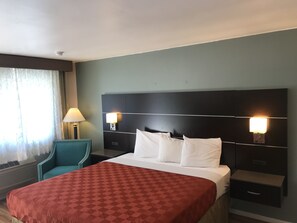 Habitación estándar, 1 cama de matrimonio grande | Baño | Ducha y bañera combinadas y artículos de higiene personal gratuitos