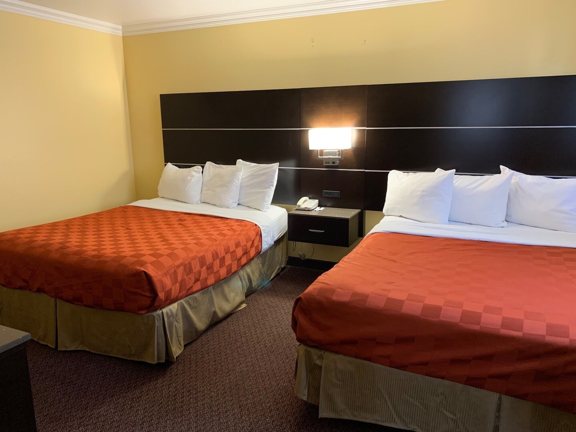 房內夾萬、書桌、遮光窗簾/窗簾、熨斗/熨衫板