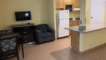 Tradisjonell suite, 3 soverom | Oppholdsområde | Flatskjerm-TV