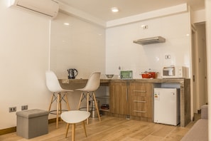 标准公寓, 1 张特大床和 1 张沙发床 | 私人简易厨房 | 冰箱、微波炉、电热水壶、厨具/餐具