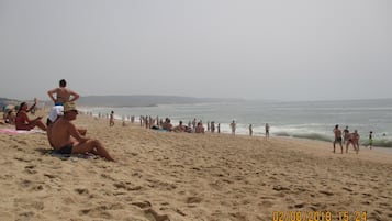 Nära stranden och vit sandstrand