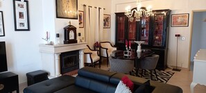 Departamento, 2 habitaciones, patio | Área de sala de estar | Televisión de pantalla plana de 40 pulgadas con canales vía satélite