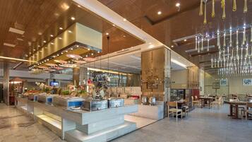 Daily buffet breakfast (CNY 58 per person)