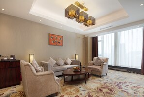 Executive Suite | Premium bedding, minibar, in-room safe, desk
