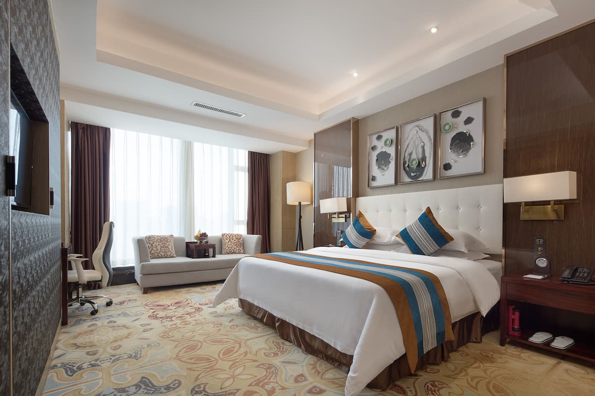 Suite ejecutiva | Ropa de cama de alta calidad, minibar, caja fuerte y escritorio