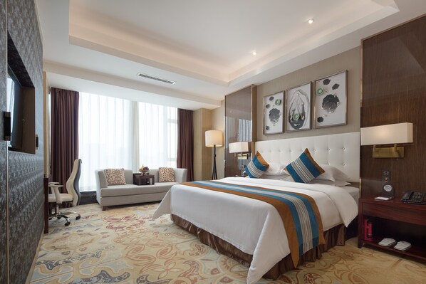 Executive Suite | Premium bedding, minibar, in-room safe, desk