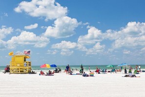 Una spiaggia nelle vicinanze