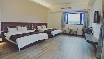 Kamar Quadruple Standar | 1 kamar tidur, seprai premium, selimut bulu angsa, dan meja kerja