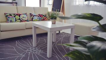 House, 3 Bedrooms | Ruang tamu | TV LCD