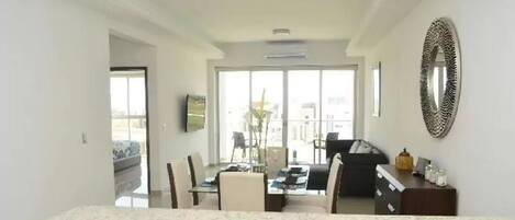 Familienapartment, 2 Schlafzimmer | Essbereich im Zimmer