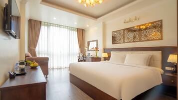 Minibar, caja de seguridad en la habitación y escritorio