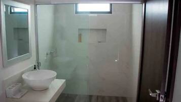 Condo familiar, 2 habitaciones | Baño | Regadera