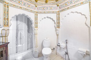 Habitación tradicional | Baño | Regadera y amenidades de baño gratuitas