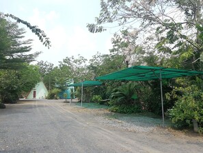 Free self parking - Bung Lung Resort (Phatthana Nikhom)