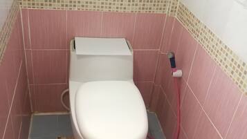 Bungalow superior | Baño | Ducha, artículos de higiene personal gratuitos y toallas