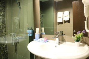 Shower, free toiletries, hair dryer, bathrobes - Sky Beach Aonang (Krabi)