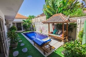 Hồ bơi ngoài trời
