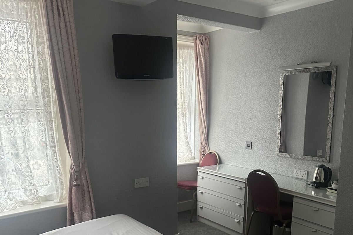 Single Room | Desk, iron/ironing board, bed sheets