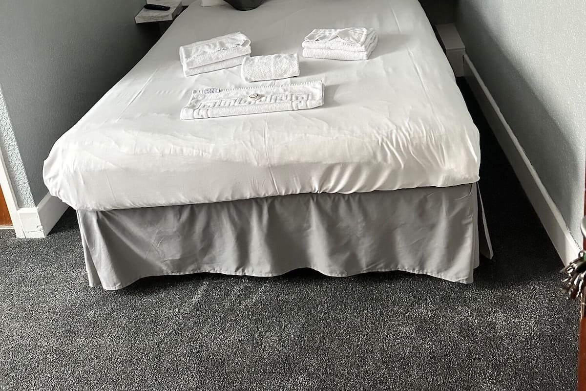 Traditional Double or Twin Room, 1 Double Bed, Partial Sea View | Desk, iron/ironing board, bed sheets