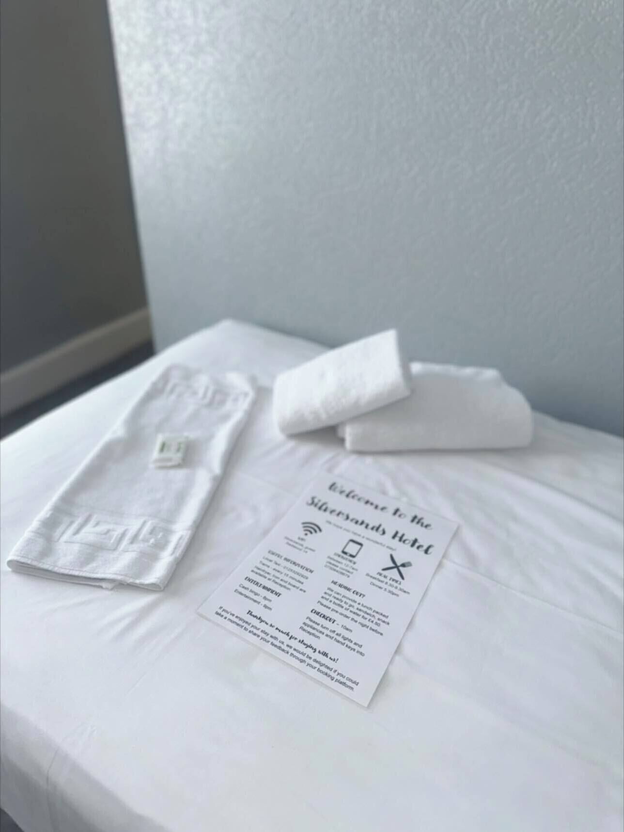 Eenpersoonskamer | Een bureau, een strijkplank/strijkijzer, beddengoed