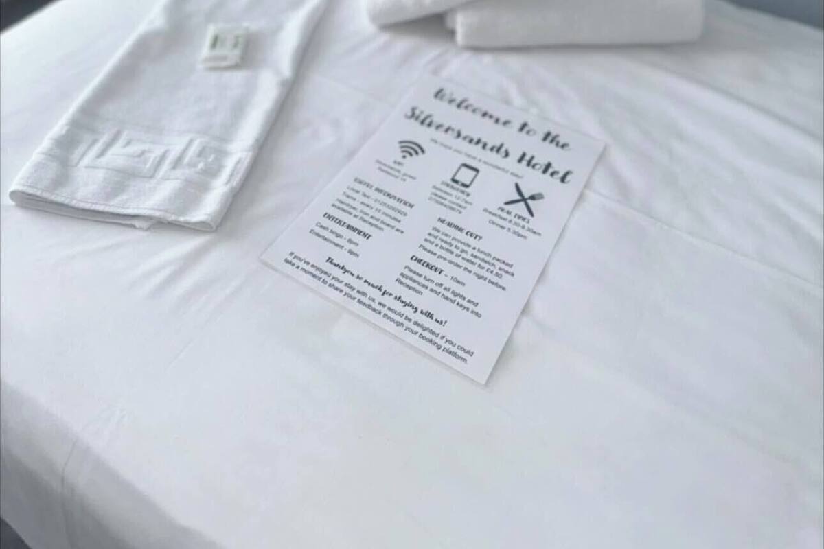 Eenpersoonskamer | Een bureau, een strijkplank/strijkijzer, beddengoed