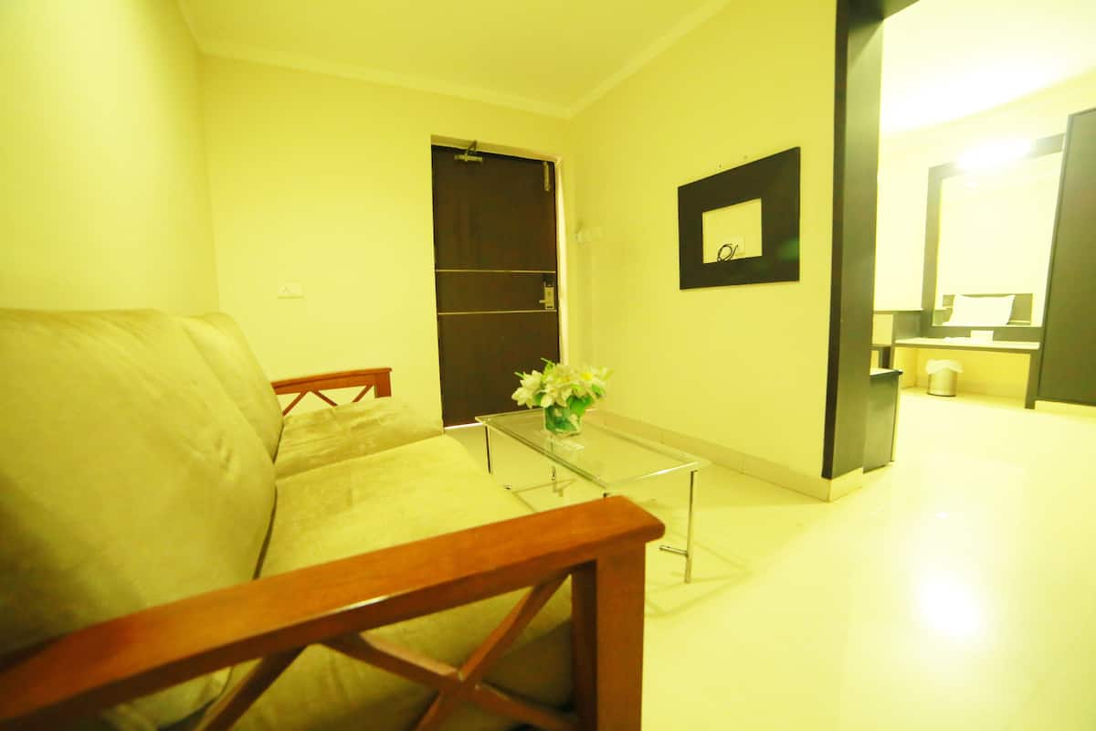 Family Suite | Desk, iron/ironing board, rollaway beds, free WiFi