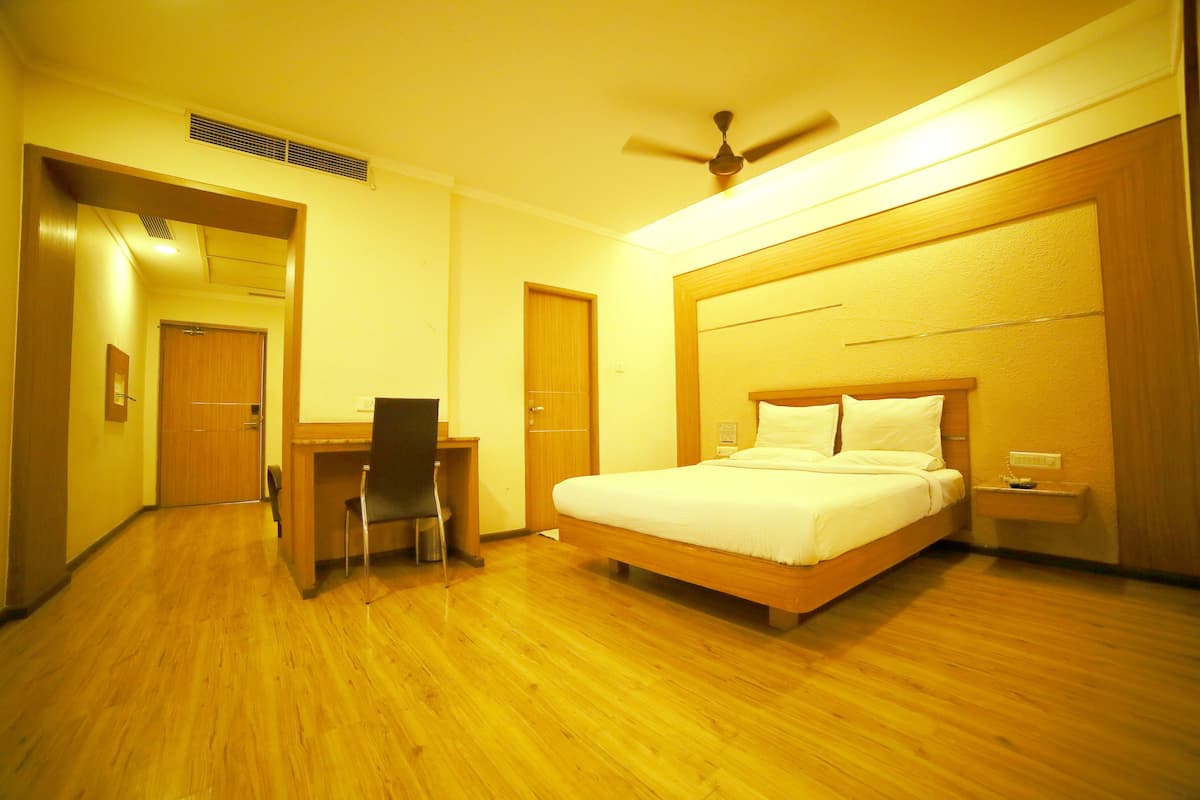 Deluxe Room, 1 Double Bed | Living room | TV