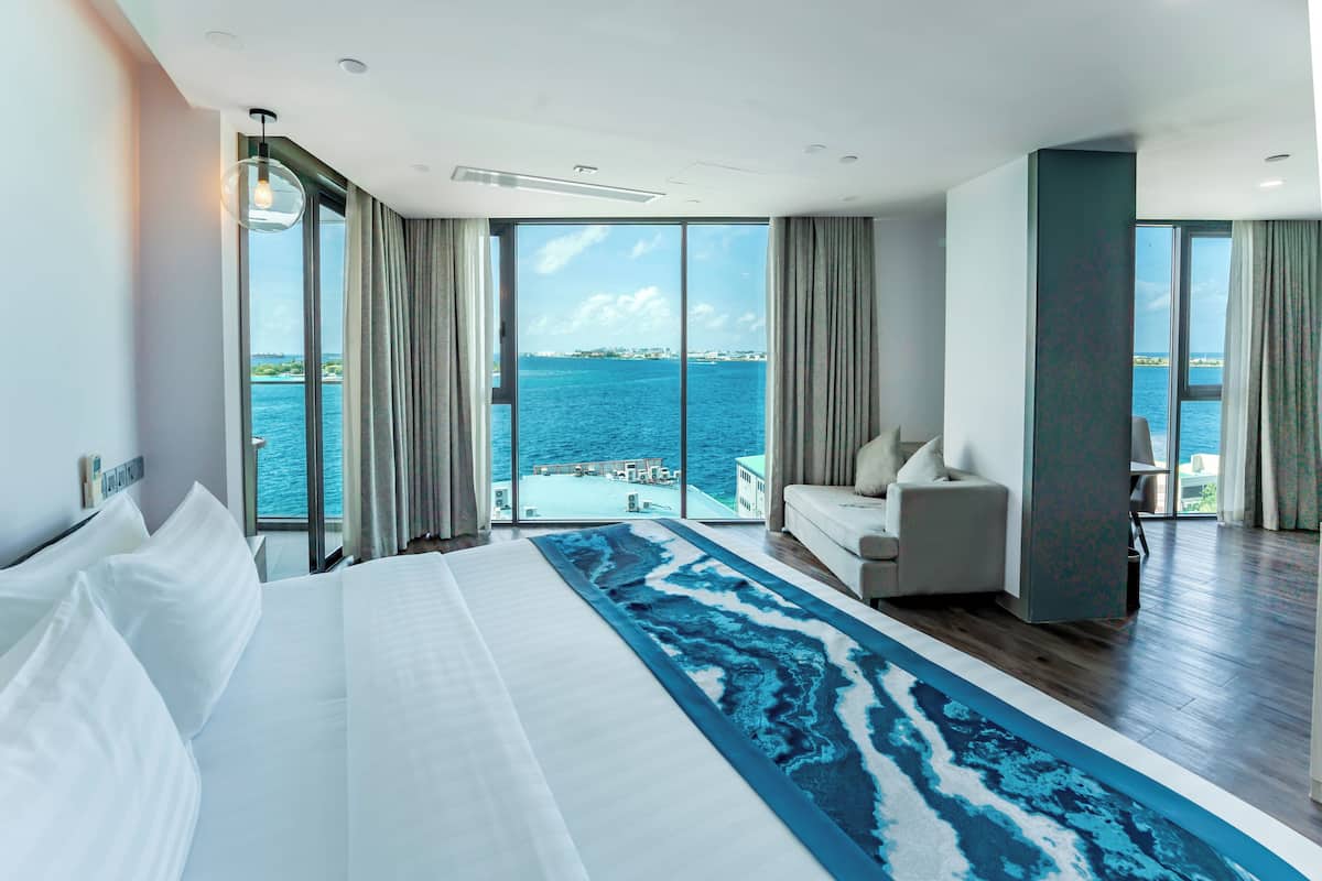 Suite ejecutiva, 1 cama King size, vista al océano (with Free Airport Transfer) | 1 habitación, minibar, caja de seguridad en la habitación y escritorio