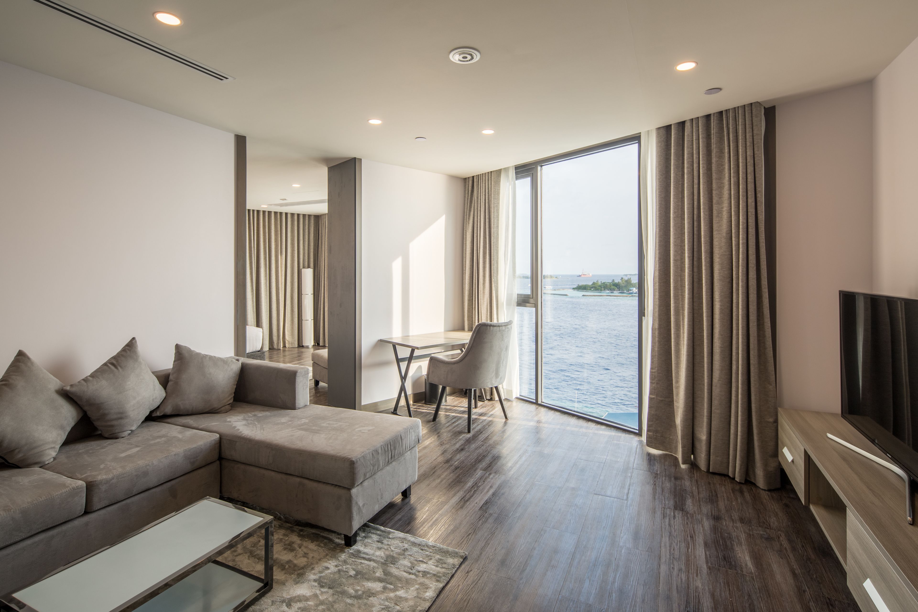 executive suite, 1 king bed, ocean view (with free airport transfer & 10% off on f&b) | 1 bedroom, minibar, in-room safe, desk