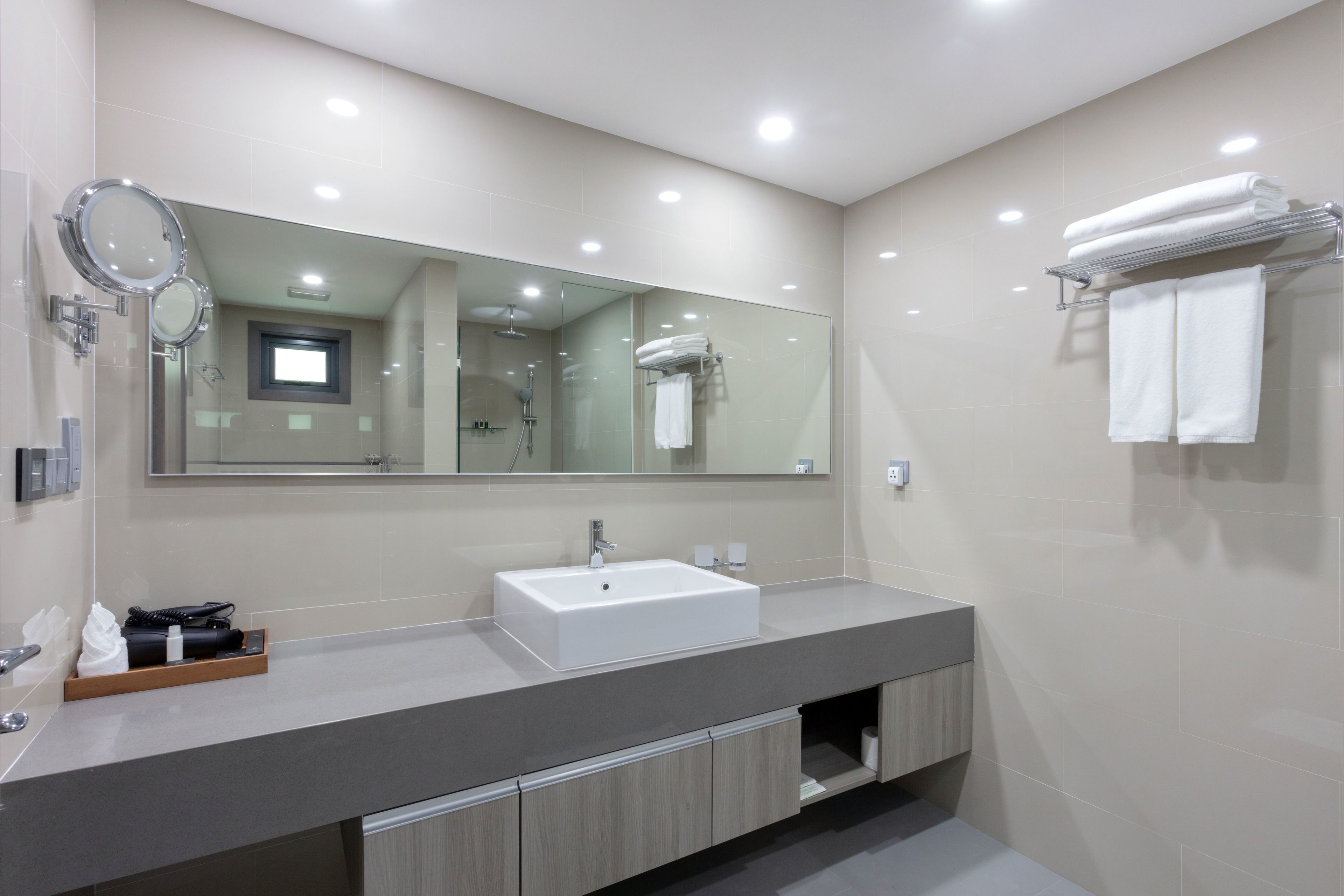 executive suite, 1 king bed, ocean view (with free airport transfer & 10% off on f&b) | 1 bedroom, minibar, in-room safe, desk