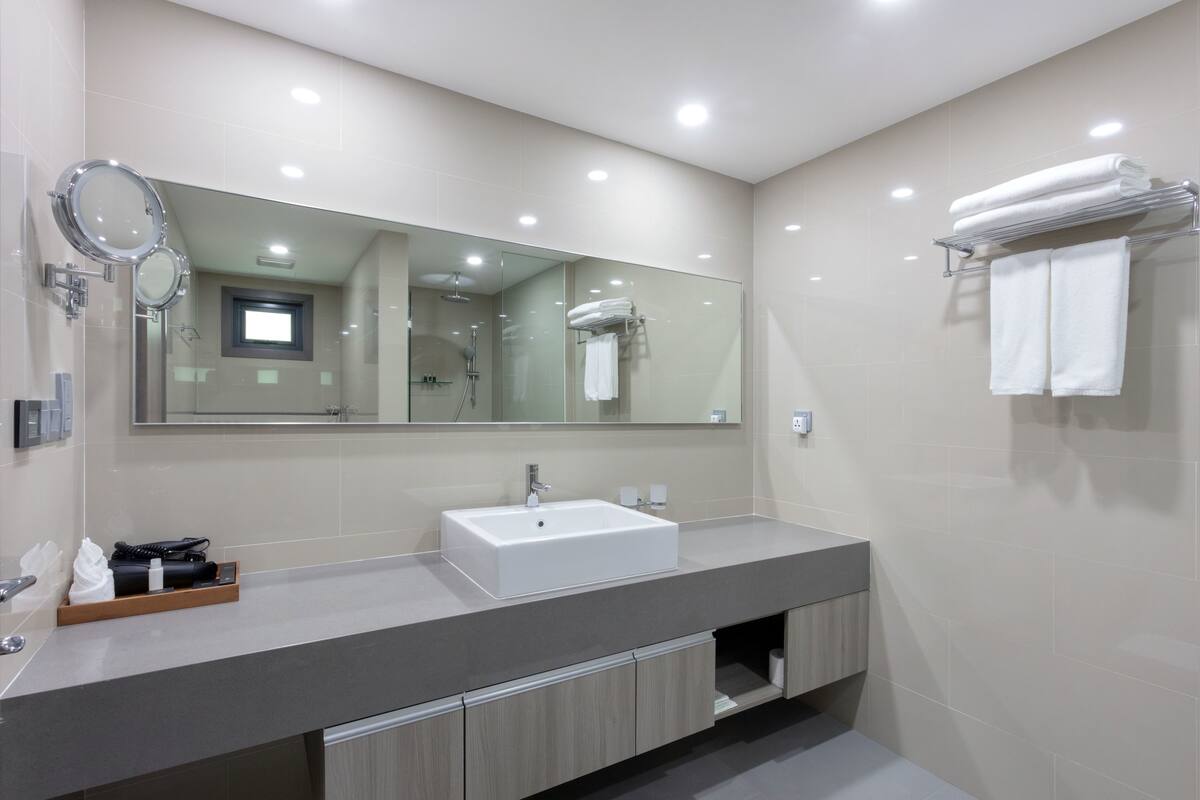 executive suite, 1 king bed, ocean view (with free airport transfer & 10% off on f&b) | 1 bedroom, minibar, in-room safe, desk