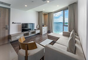 Suíte júnior, 1 cama King, vista para o oceano (with Free Airport Transfer) | Área de estar | TV