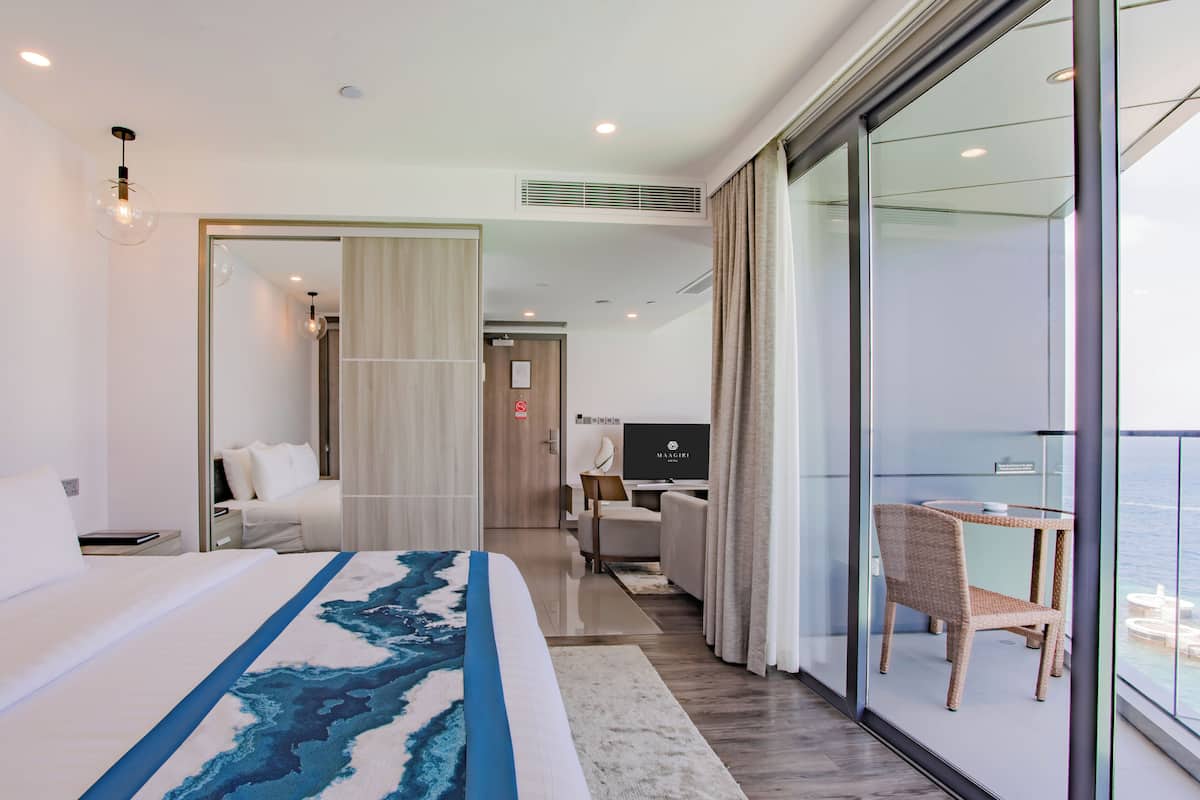 Suite junior, 1 cama King size, vista al océano (with Free Airport Transfer) | 1 habitación, minibar, caja de seguridad en la habitación y escritorio