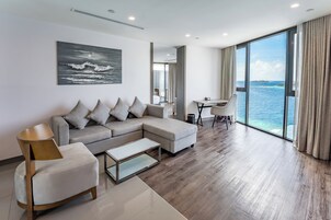 行政套房, 1 张特大床, 海洋景观 (with Free Airport Transfer) | 起居区 | 电视