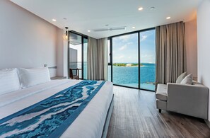 Minibar, in-room safe, desk, blackout curtains - Maagiri Hotel (Malé)