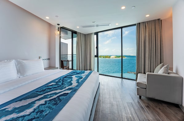Executive Suite, 1 King Bed, Ocean View (with Free Airport Transfer & 10% off on F&B) | 1 bedroom, minibar, in-room safe, desk