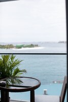 小型套房, 1 张特大床, 海洋景观 (with Free Airport Transfer) | 客房景观