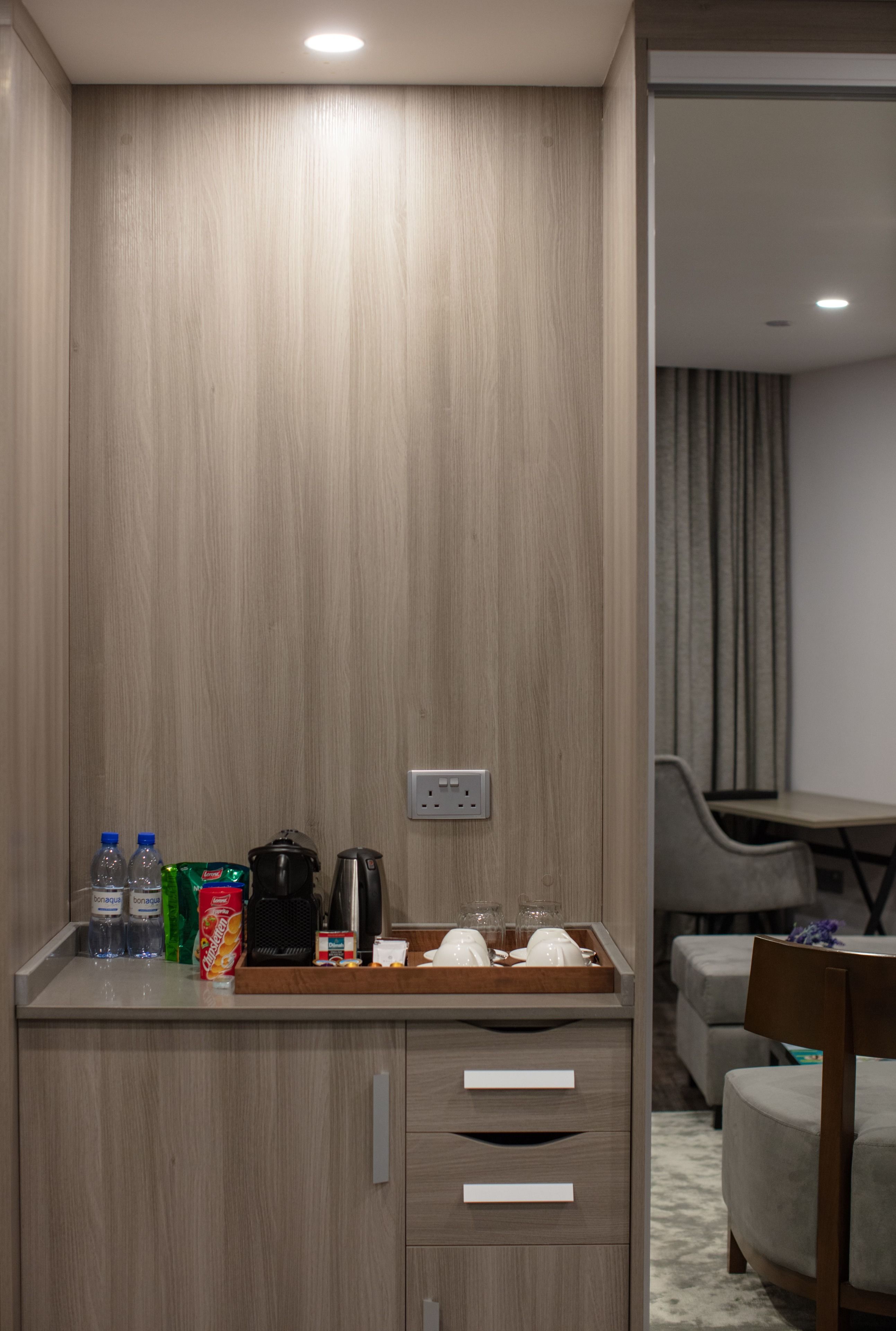 executive suite, 1 king bed, ocean view (with free airport transfer & 10% off on f&b) | 1 bedroom, minibar, in-room safe, desk
