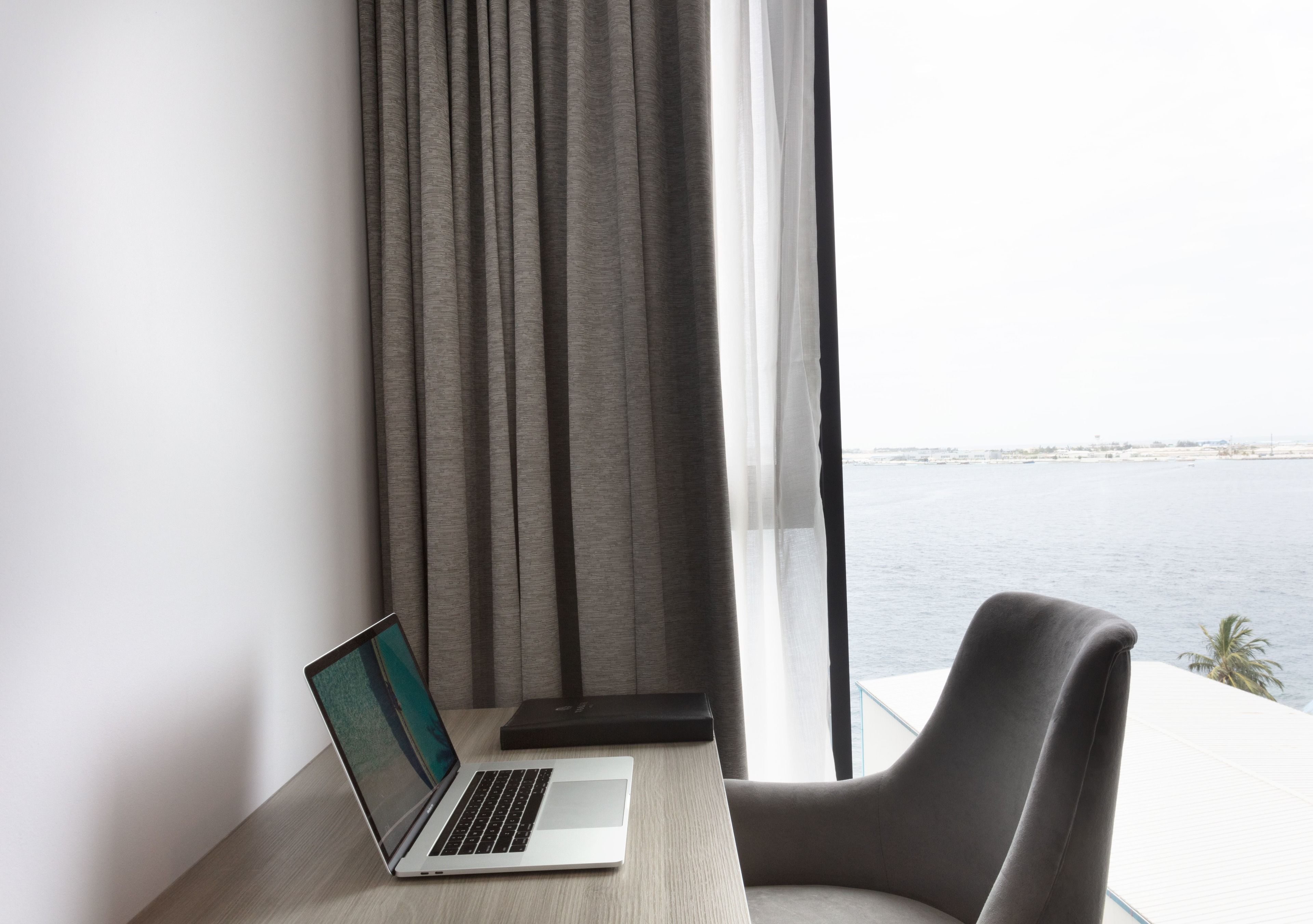 executive suite, 1 king bed, ocean view (with free airport transfer & 10% off on f&b) | 1 bedroom, minibar, in-room safe, desk