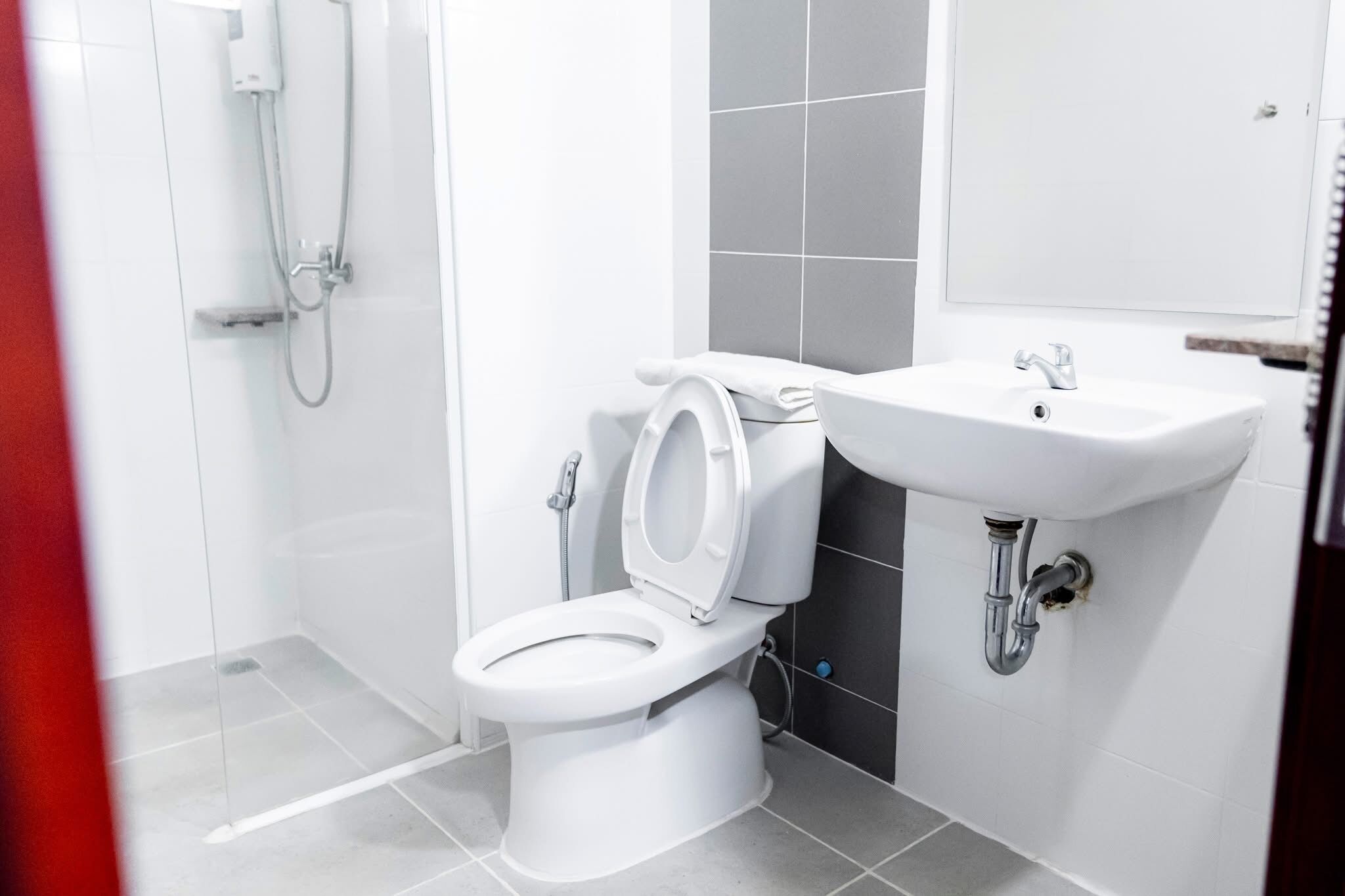 Un baño moderno con inodoro, ducha y lavamanos.