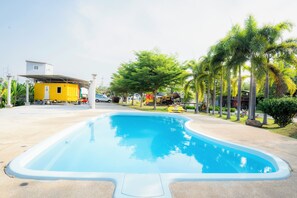 Outdoor pool - Iron Resort&Hotel (Phitsanulok)