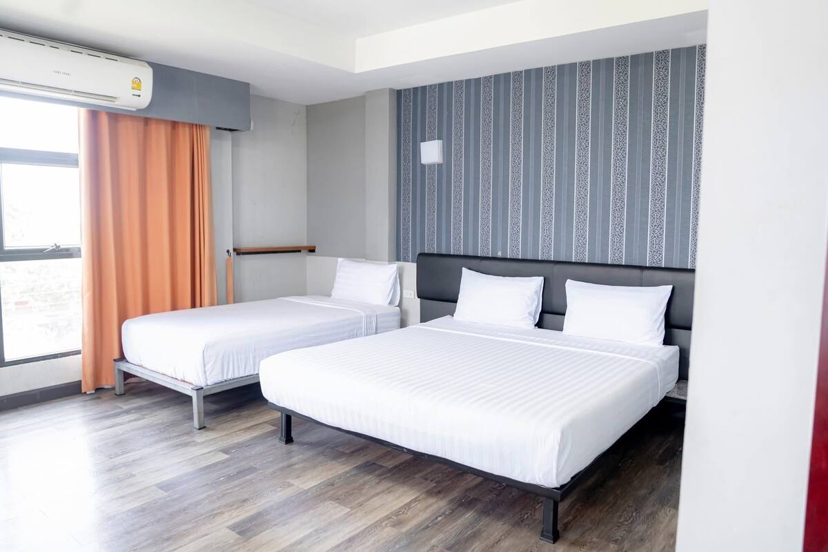 Family Room | Blackout drapes, WiFi (free)
